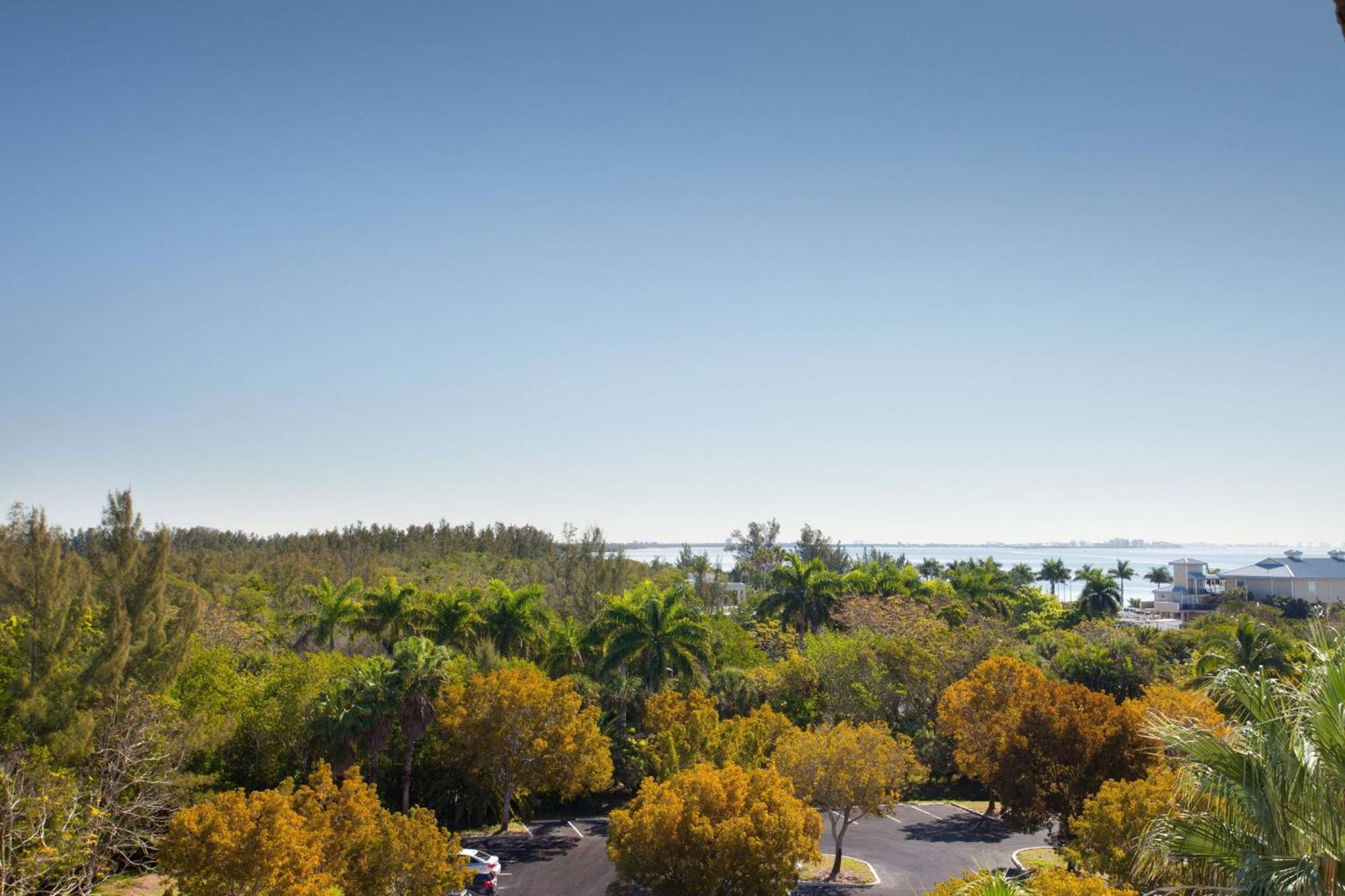 Guest Room Two Queen with Resort View, Captiva Tower, Balcony
