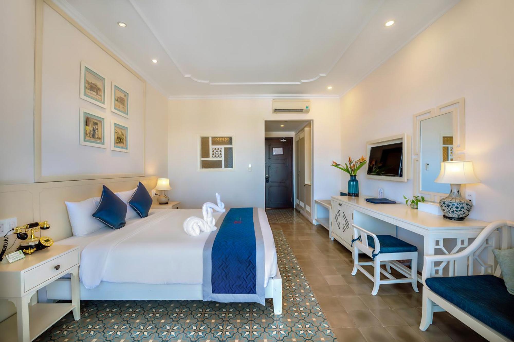 Deluxe Room with City/Pool View