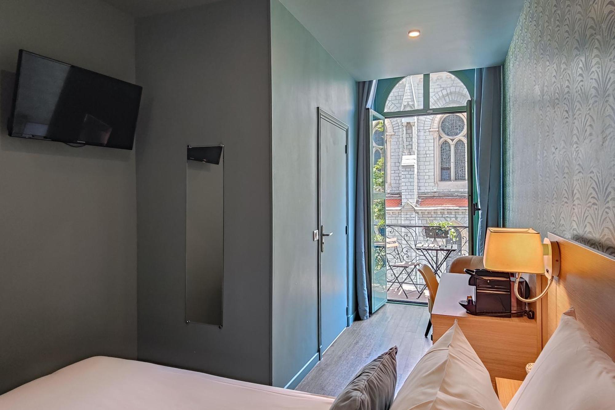 Superior Room Balcony Notre Dame View