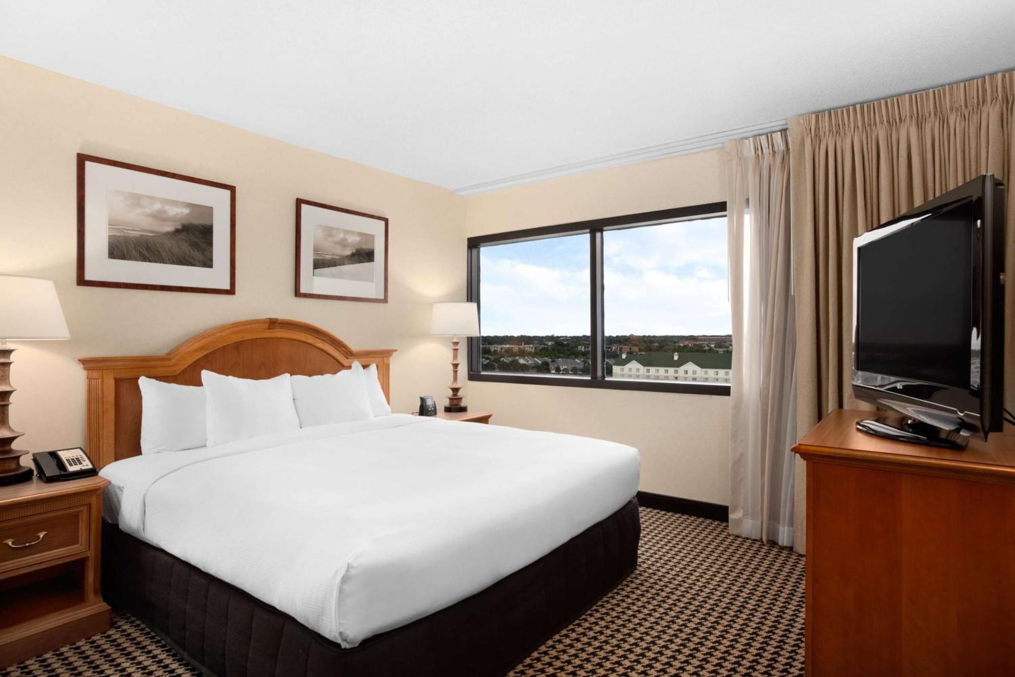 One-Bedroom King Conference Suite