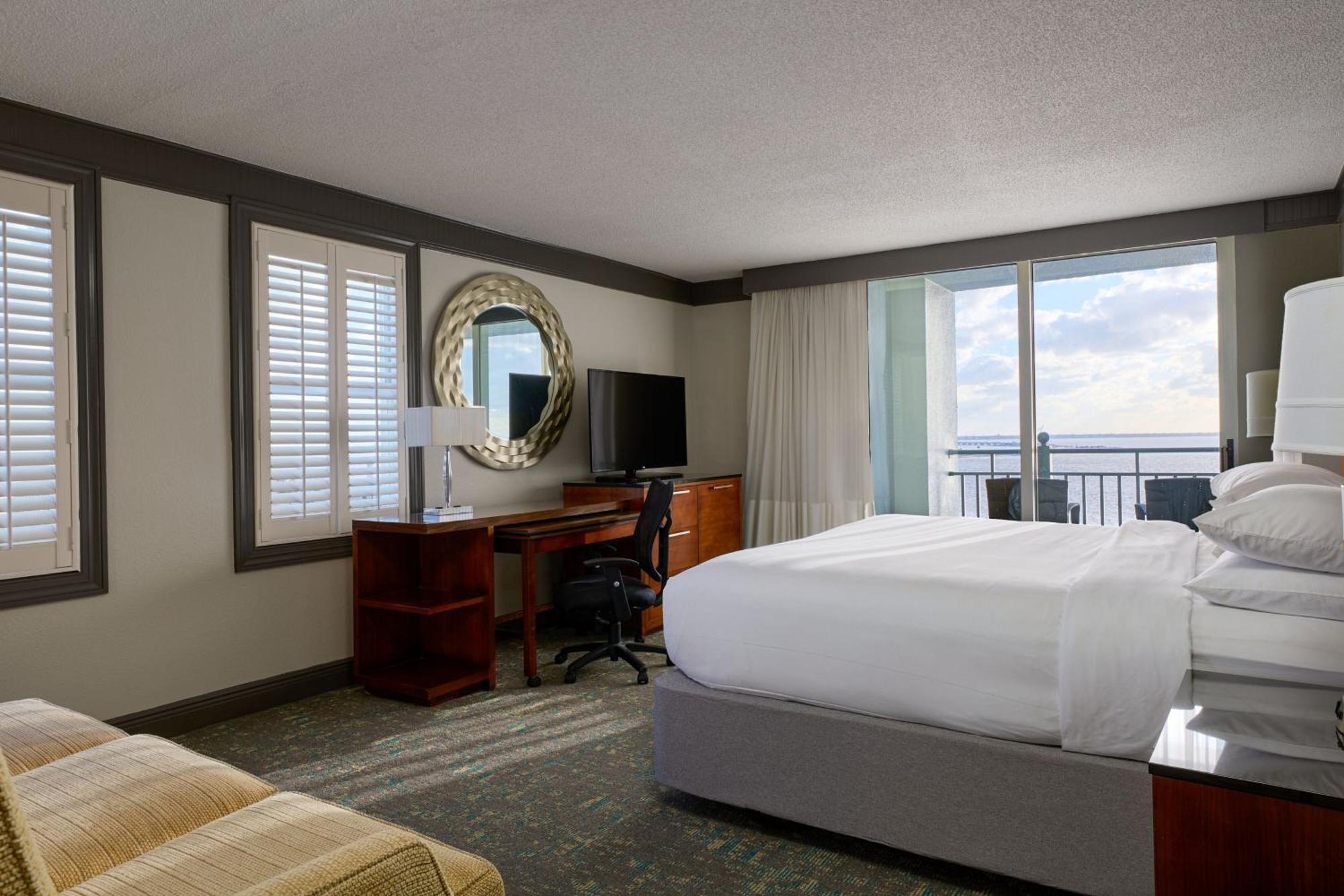 Guest Room, One King, Waterfront, Sanibel Tower, Balcony