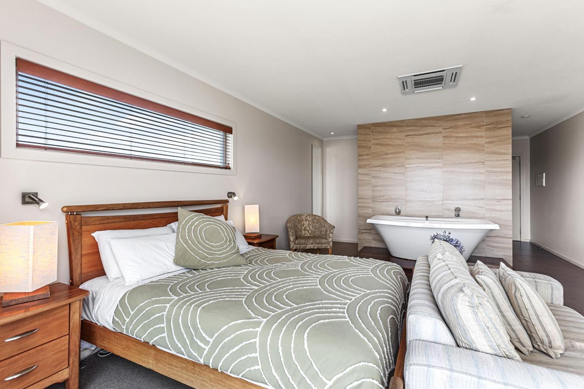 Deluxe Double Room Balcony,1565564941:JPEG