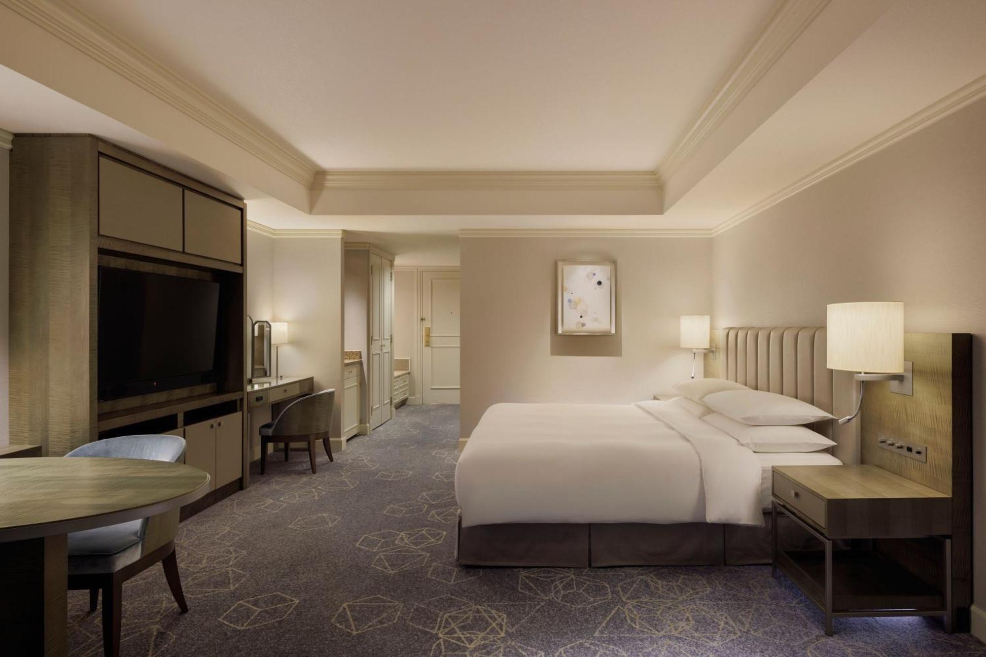 Deluxe King Room with City View