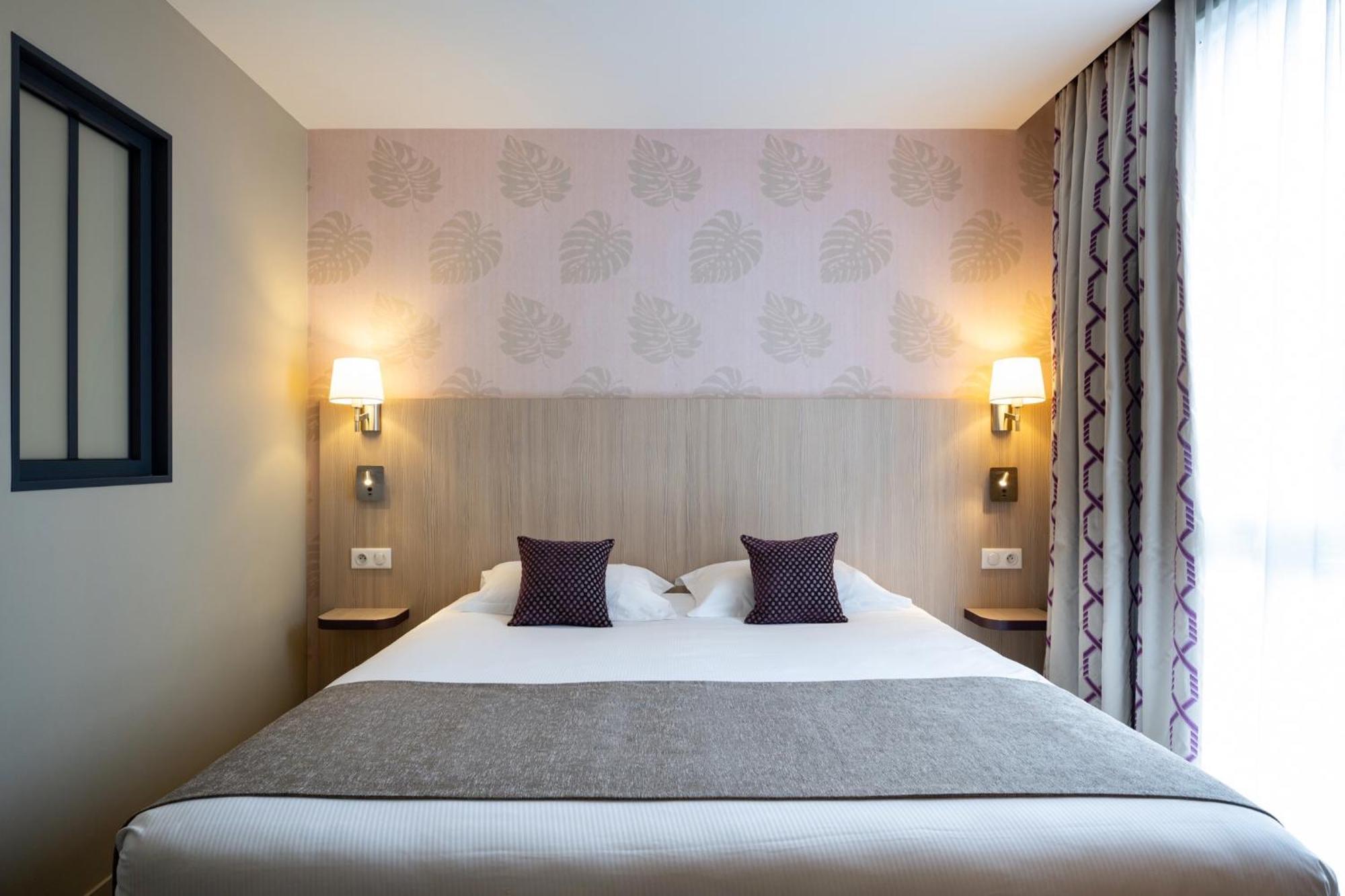 Standard Room 1 Queen Bed 2 Sofa Beds,1572713384:JPEG