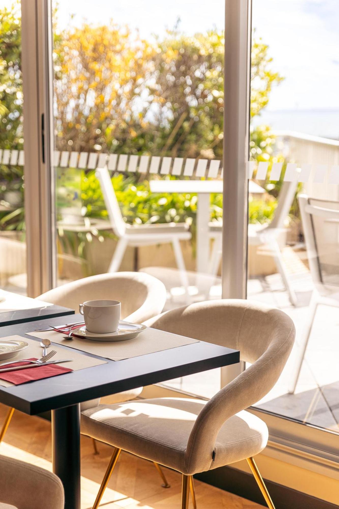 Chambre Double Supérieure avec Terrasse - Vue Latérale sur Mer