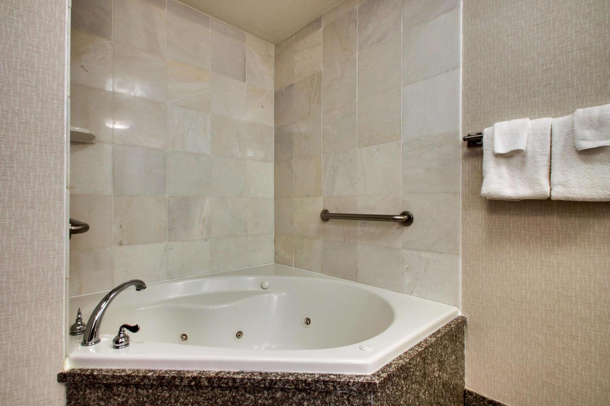 Deluxe King Room - Accessible, Tub