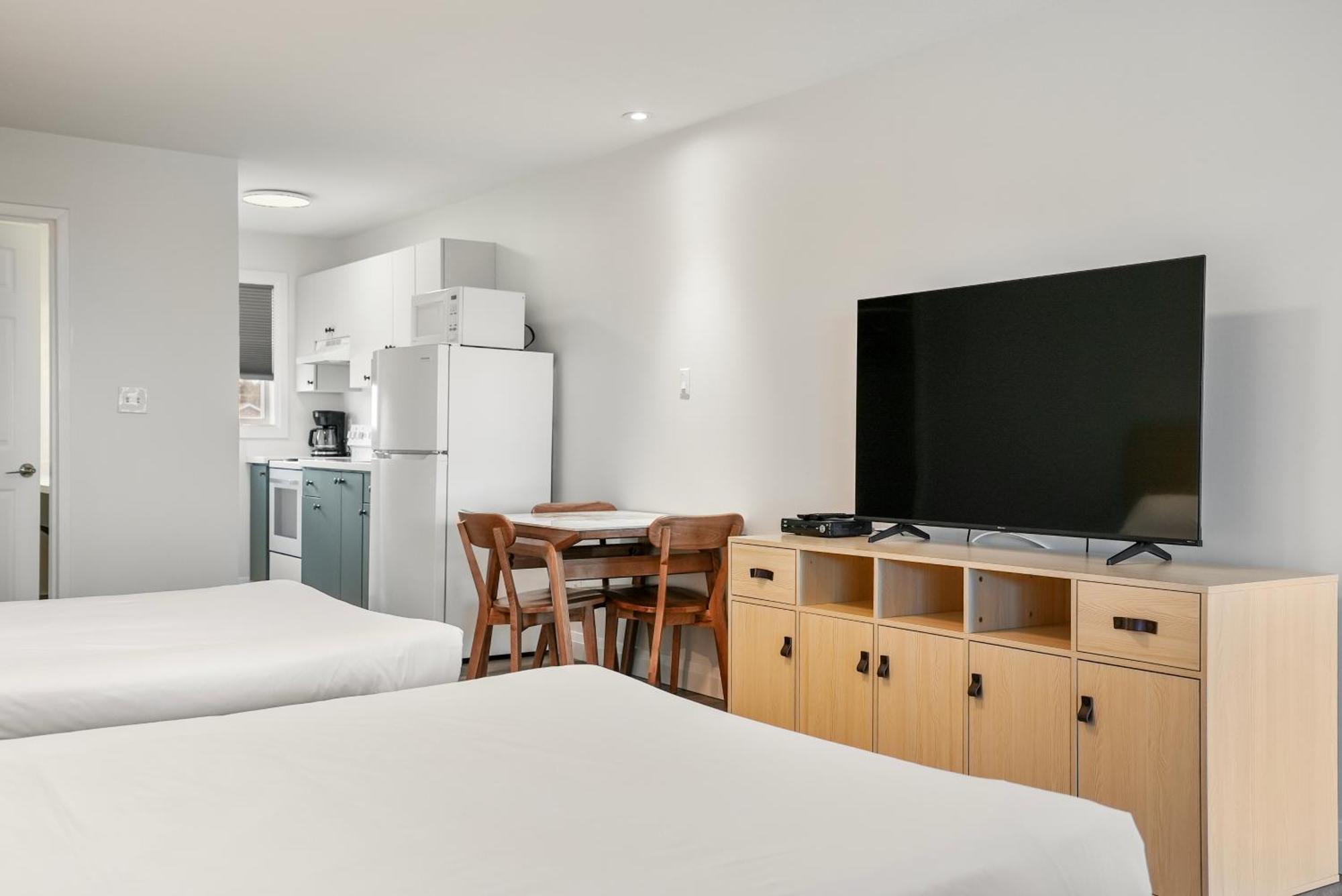 2 QUEEN BEDS SUITE