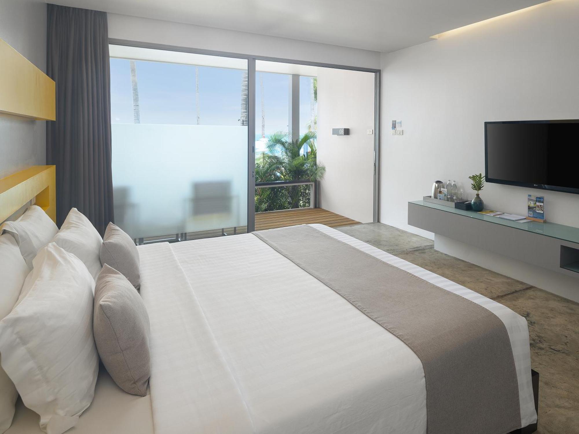 Deluxe Zimmer mit Poolblick und Terrasse