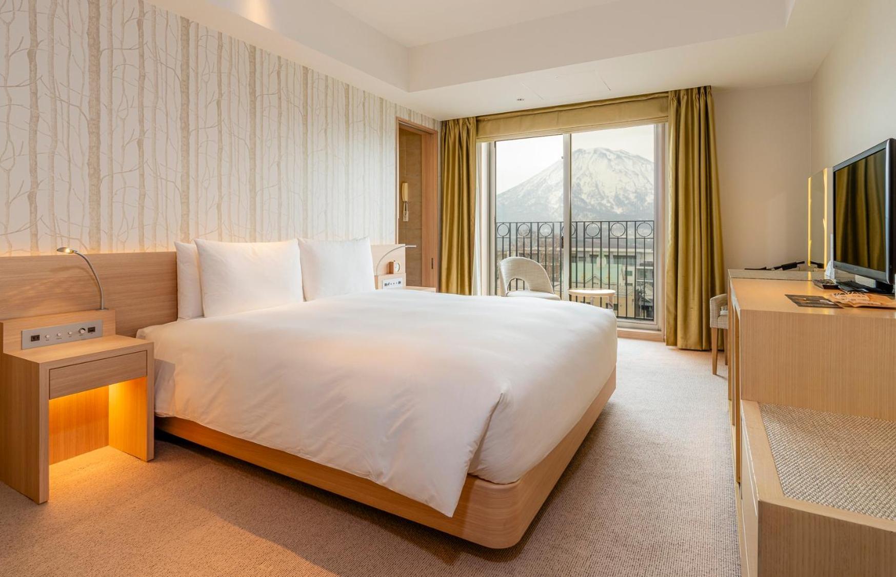 Superior King Room with Mt. Yotei View.