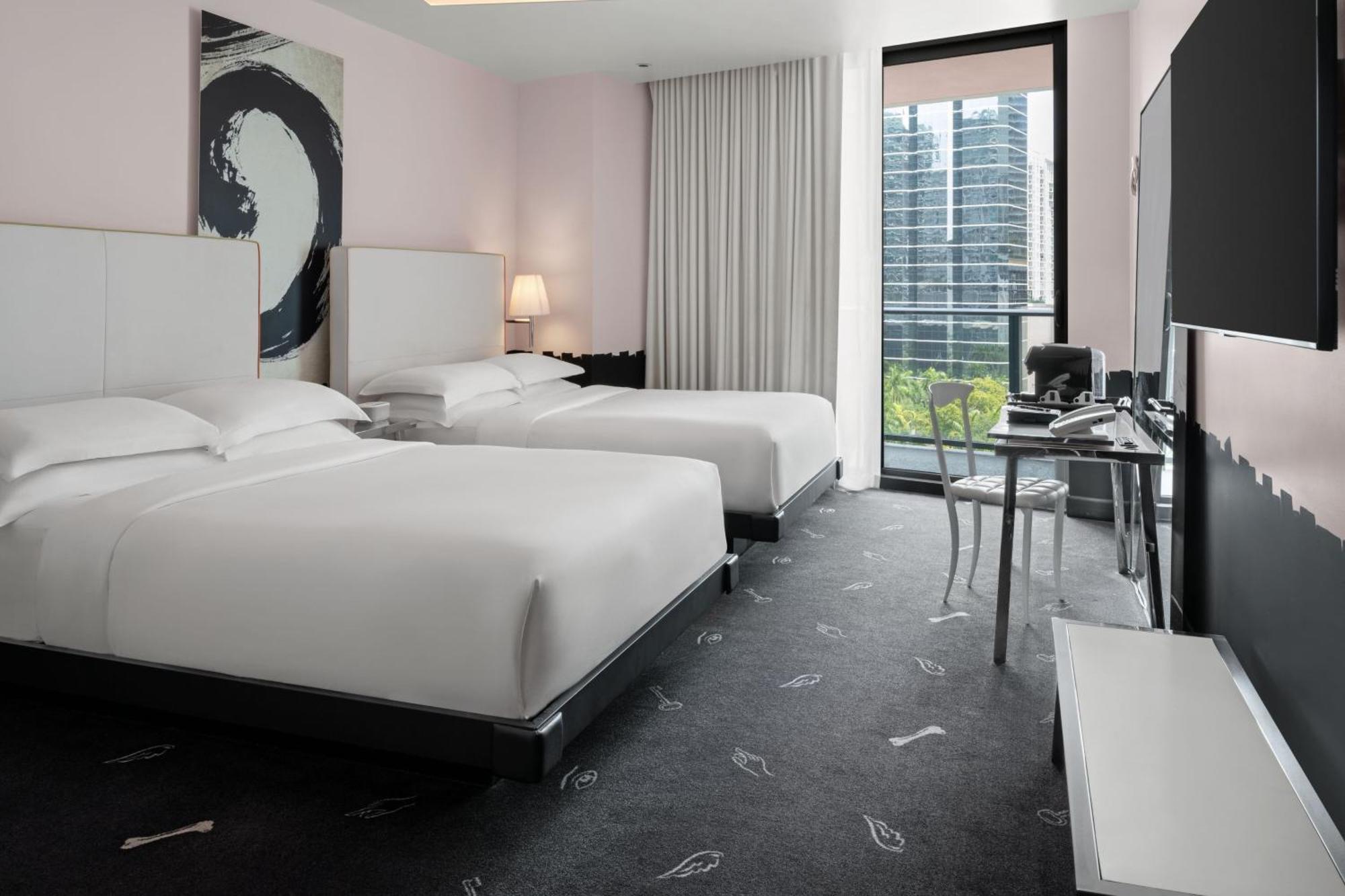 Habitación Doble Premier con 2 camas dobles, balcón y vistas a la ciudad