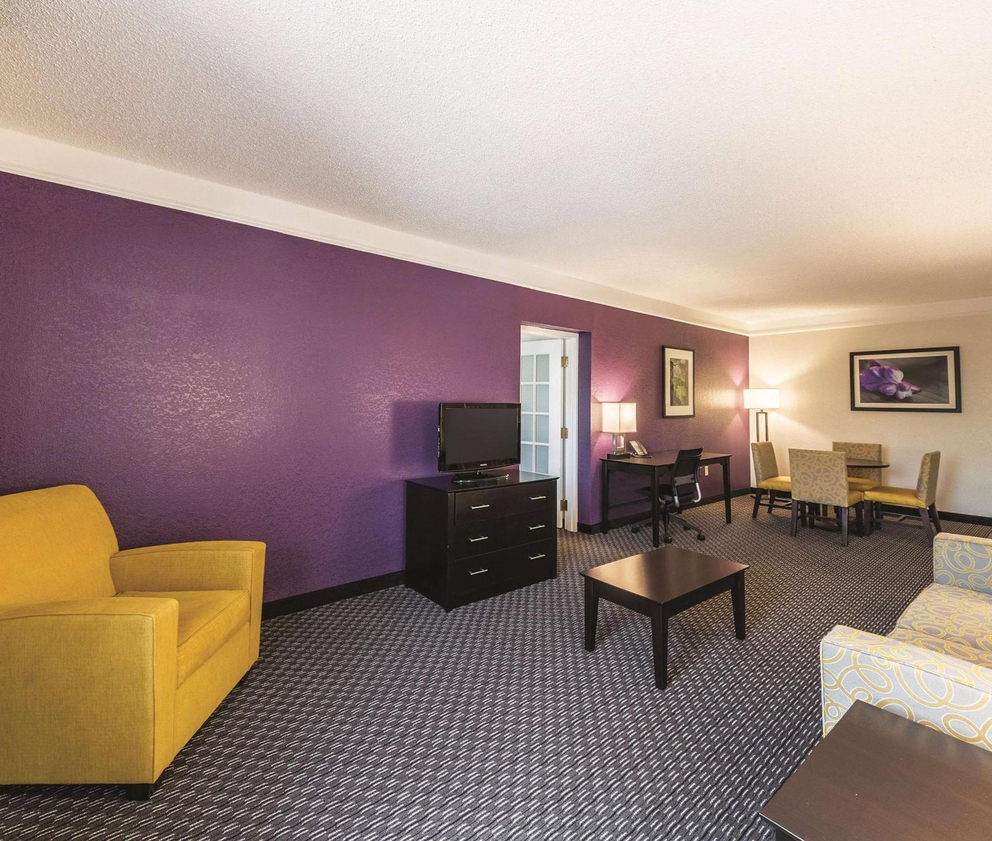 Deluxe King Suite