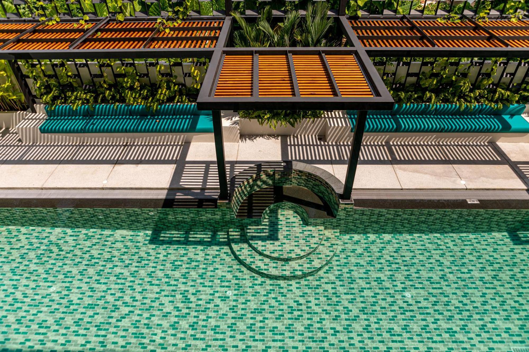 Superior Pool View 1 King