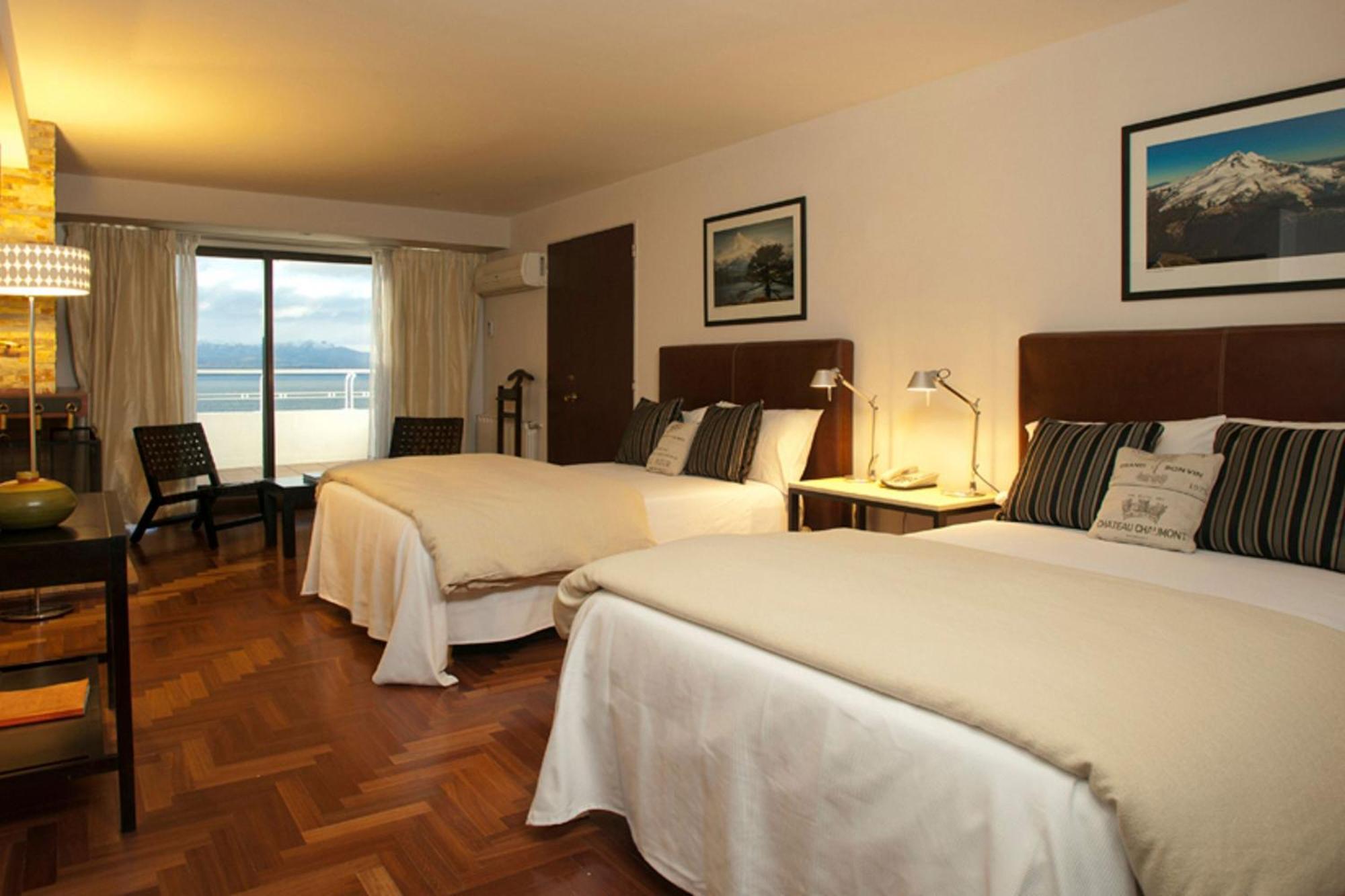 Quarto Família Deluxe com 2 Camas de Casal e Vista do Lago