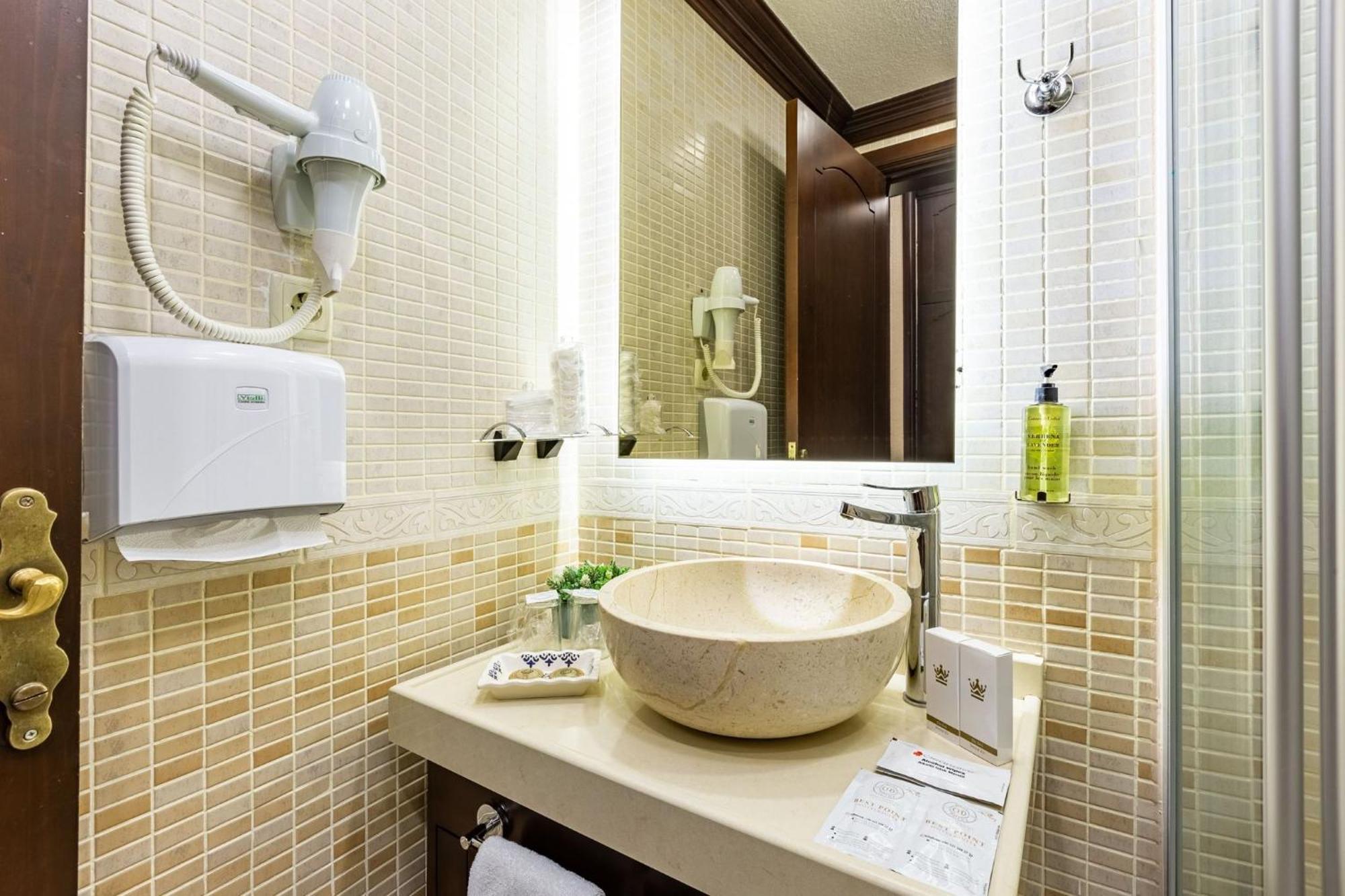 Comfort Double Room (2 Adults + 1 Child)