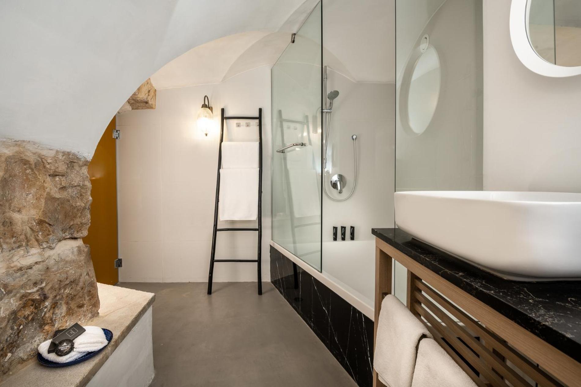 Deluxe Double Room Bath