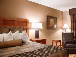 Queen Room with Two Queen Beds and Poolside - Non-Smoking