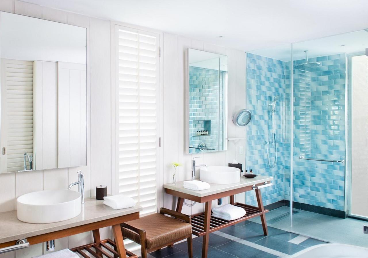 Quarto Queen com Duas Camas Queen-size e Vista para a Piscina