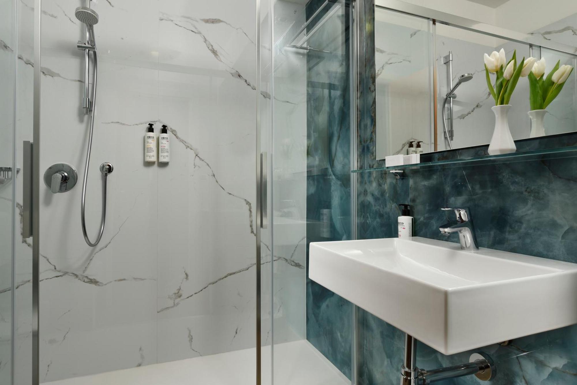 Standard Double Room with Partial Lake View and Spa access