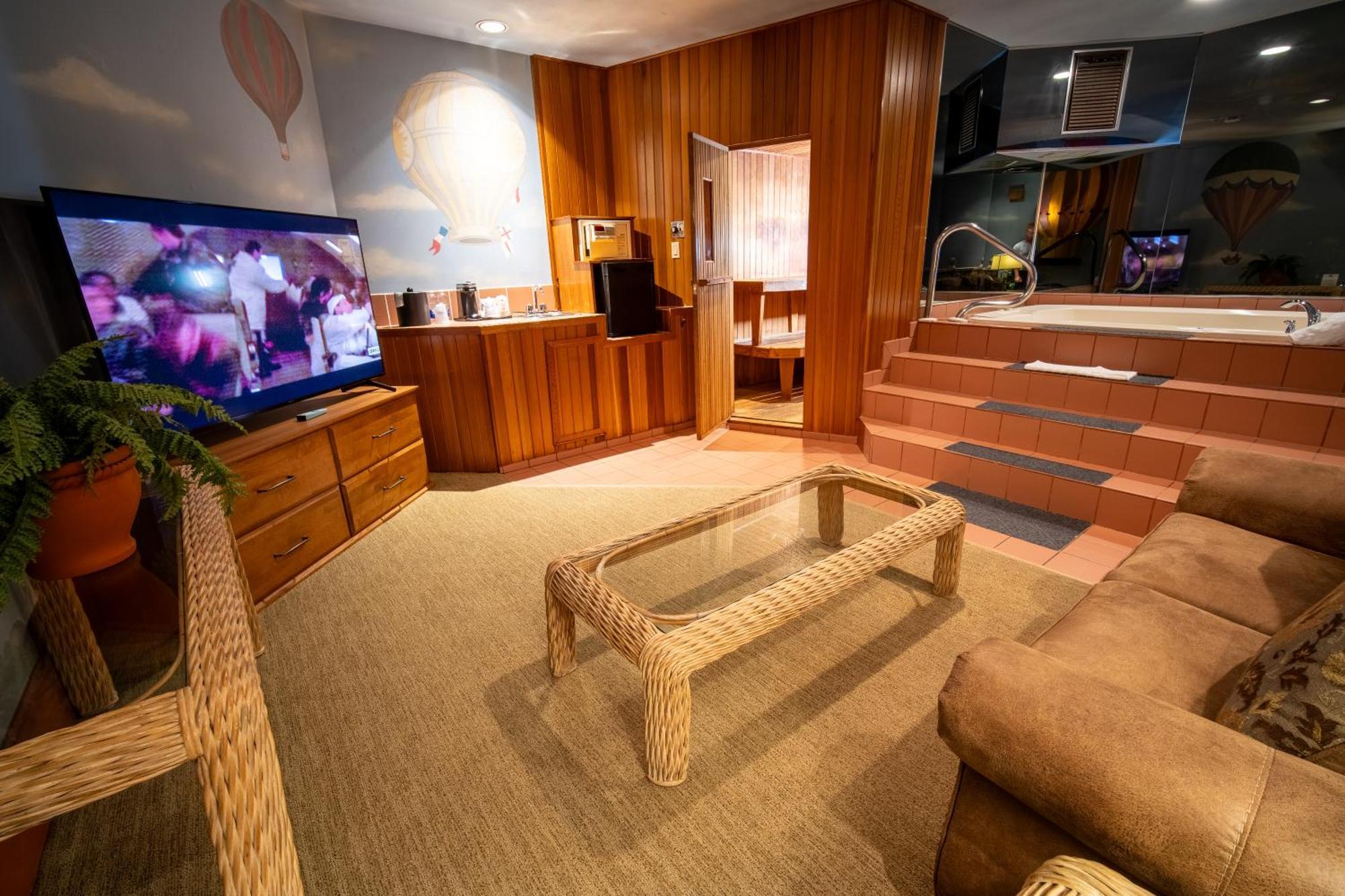 Flights Of Fantasy Queen Suite Spa Bath Fireplace