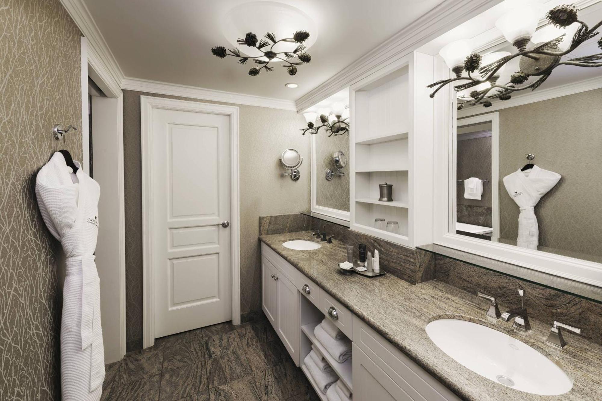 1 Bedroom Suite 1 King, Sofa Bed, Water View, Fireplace, Balcony