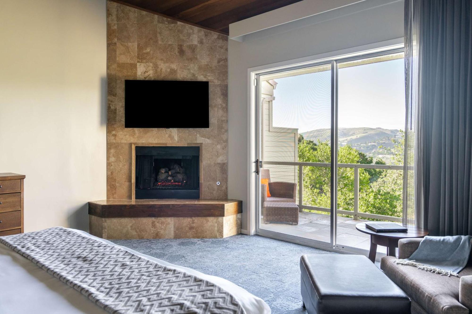 Hilltop Ranch King Suite Outdoor Tub