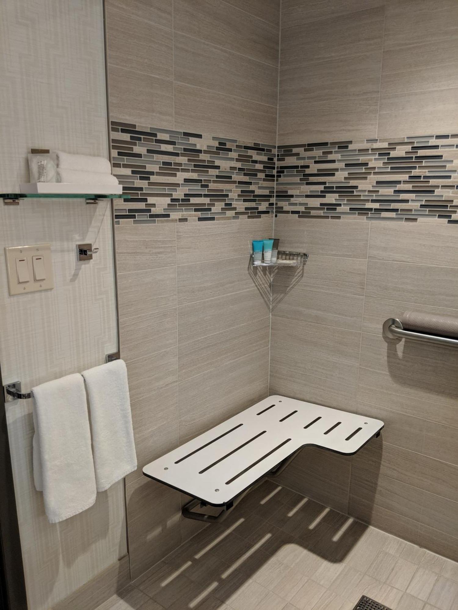 King Room Accessible Tub Disability Access,1758301492:JPEG
