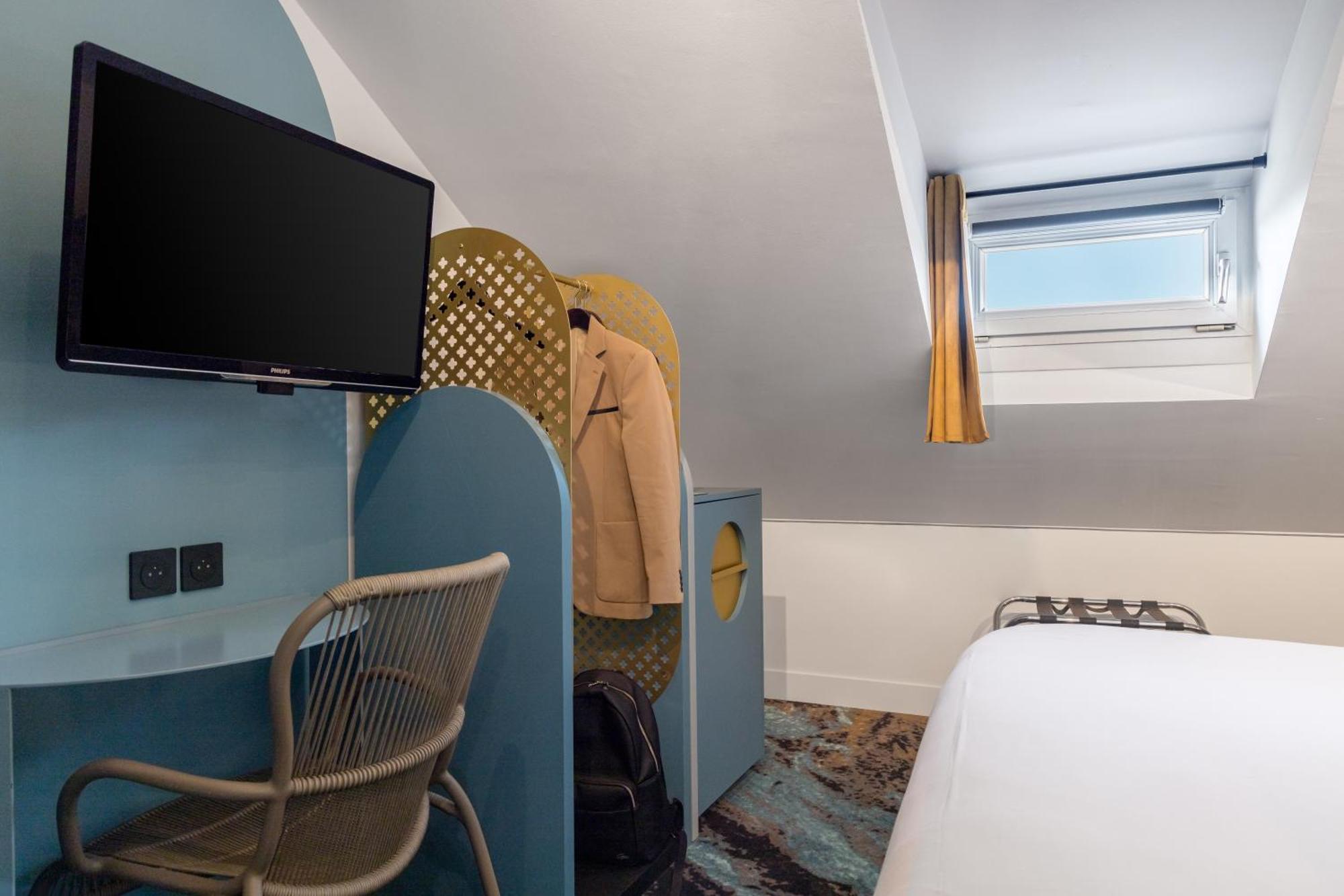 Classic Attic Room Double Bed,1598394303:JPEG