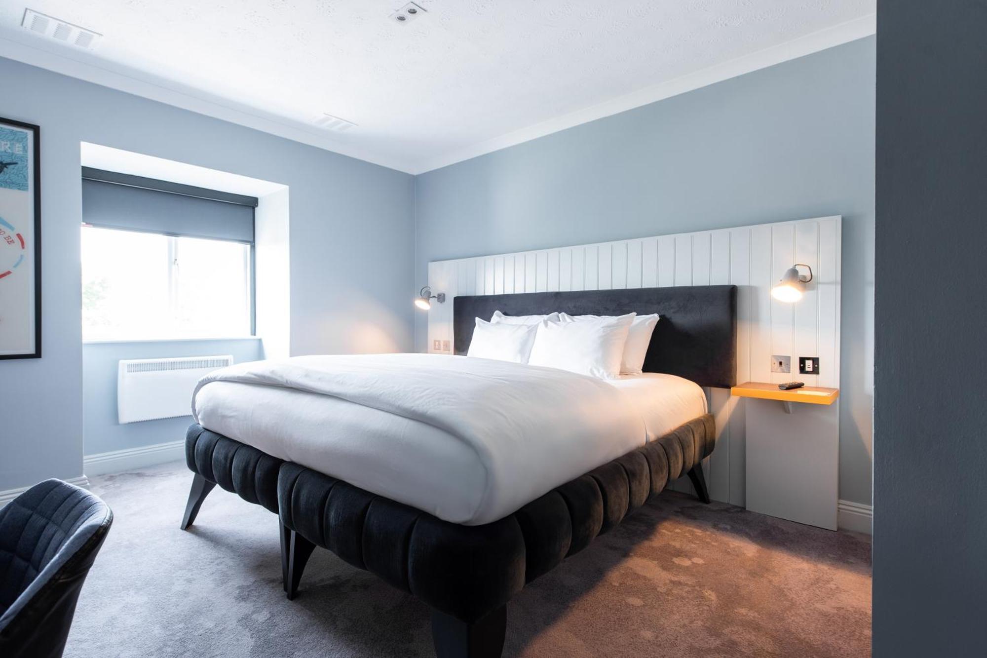 CLUB ROOM (FREE PARKING, GYM & POOL ACCESS)