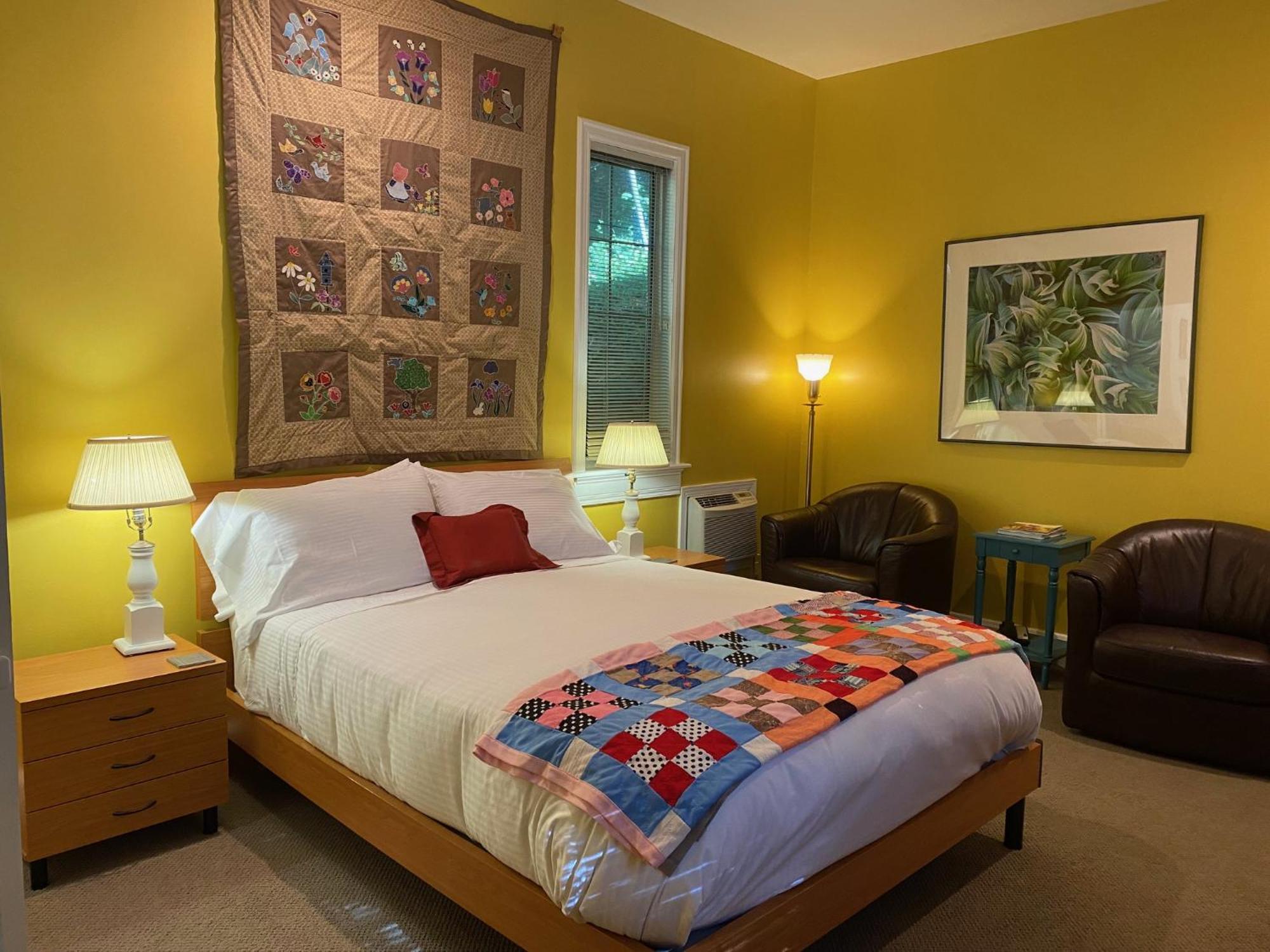 Quarto com Cama Queen-size e Banheira de Hidromassagem