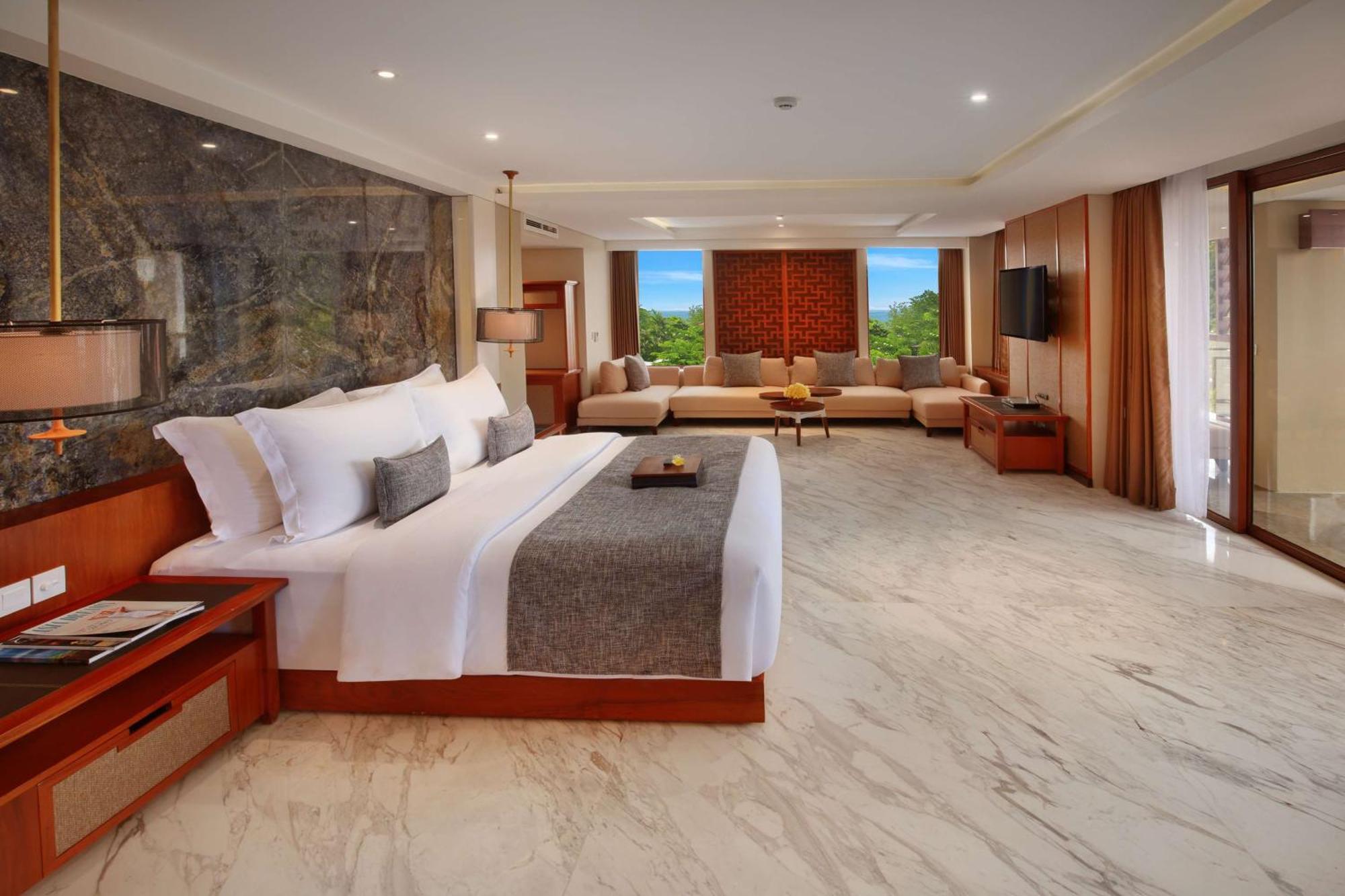 Grand Suite Pool View Spa Bath,1598426757:JPEG