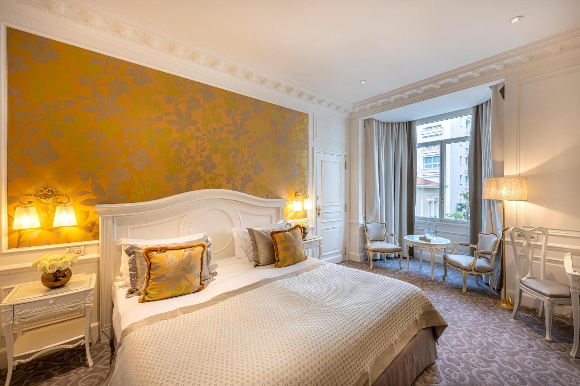 Superior Zimmer mit Kingsize-Bett und Blick auf die Stadt oder den Innenhof