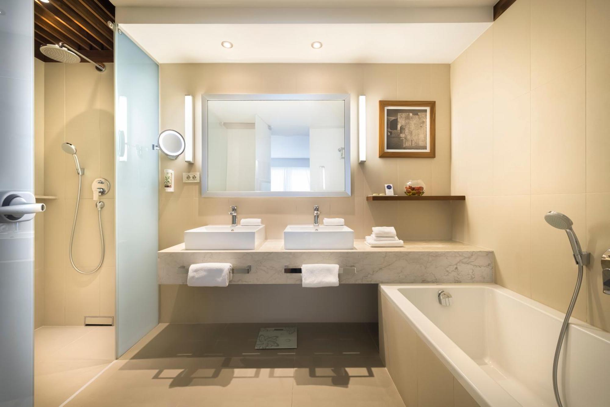 V Level Suite for 2+2 with Jacuzzi