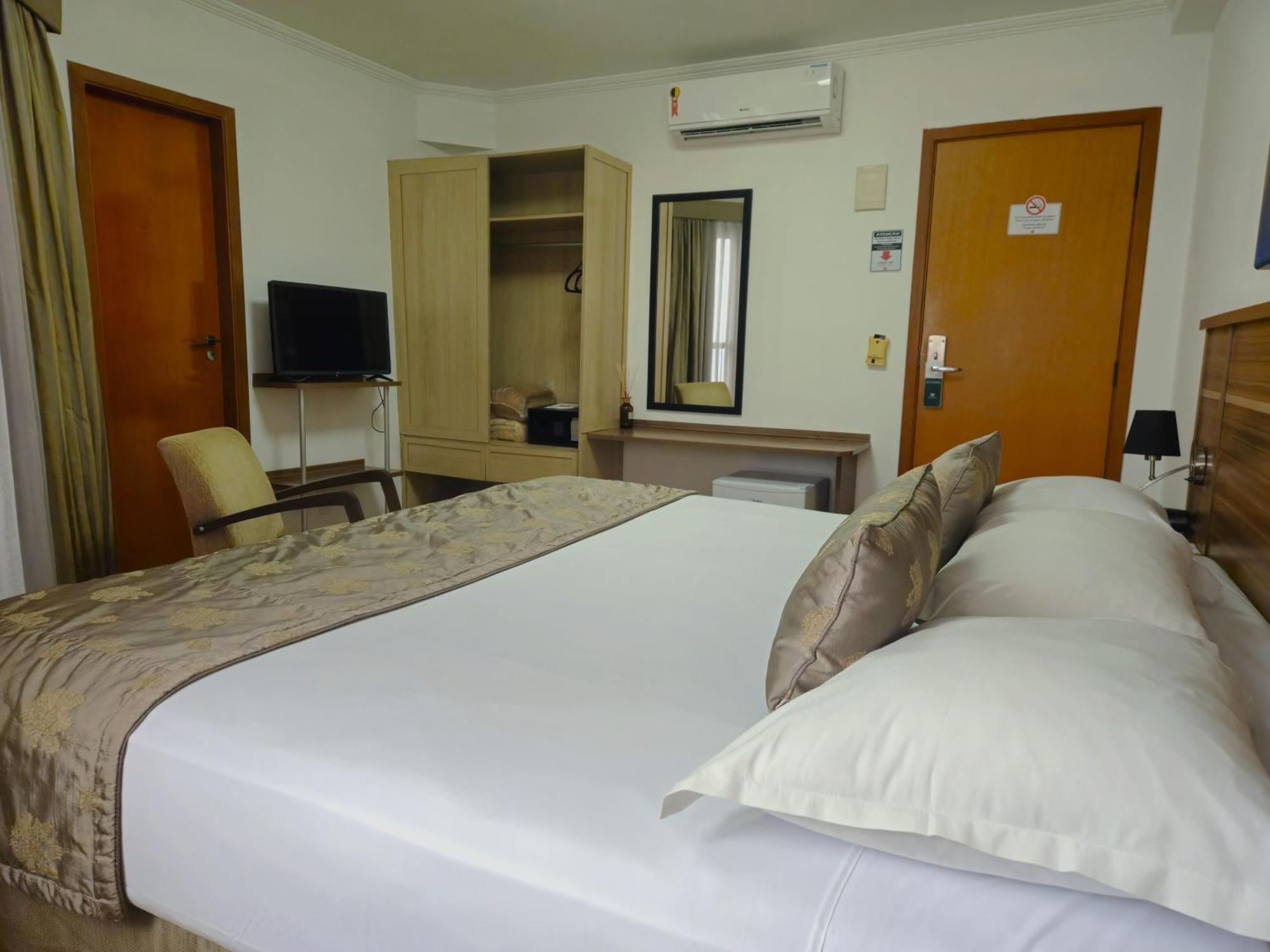 Suíte com Cama King-size e Banheira de Hidromassagem