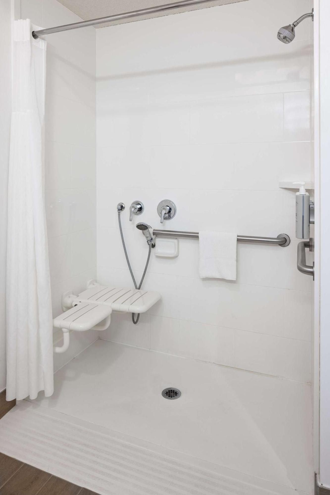 King Room Roll Shower Mobility Access or Non-Smoking,1708009141:JPEG