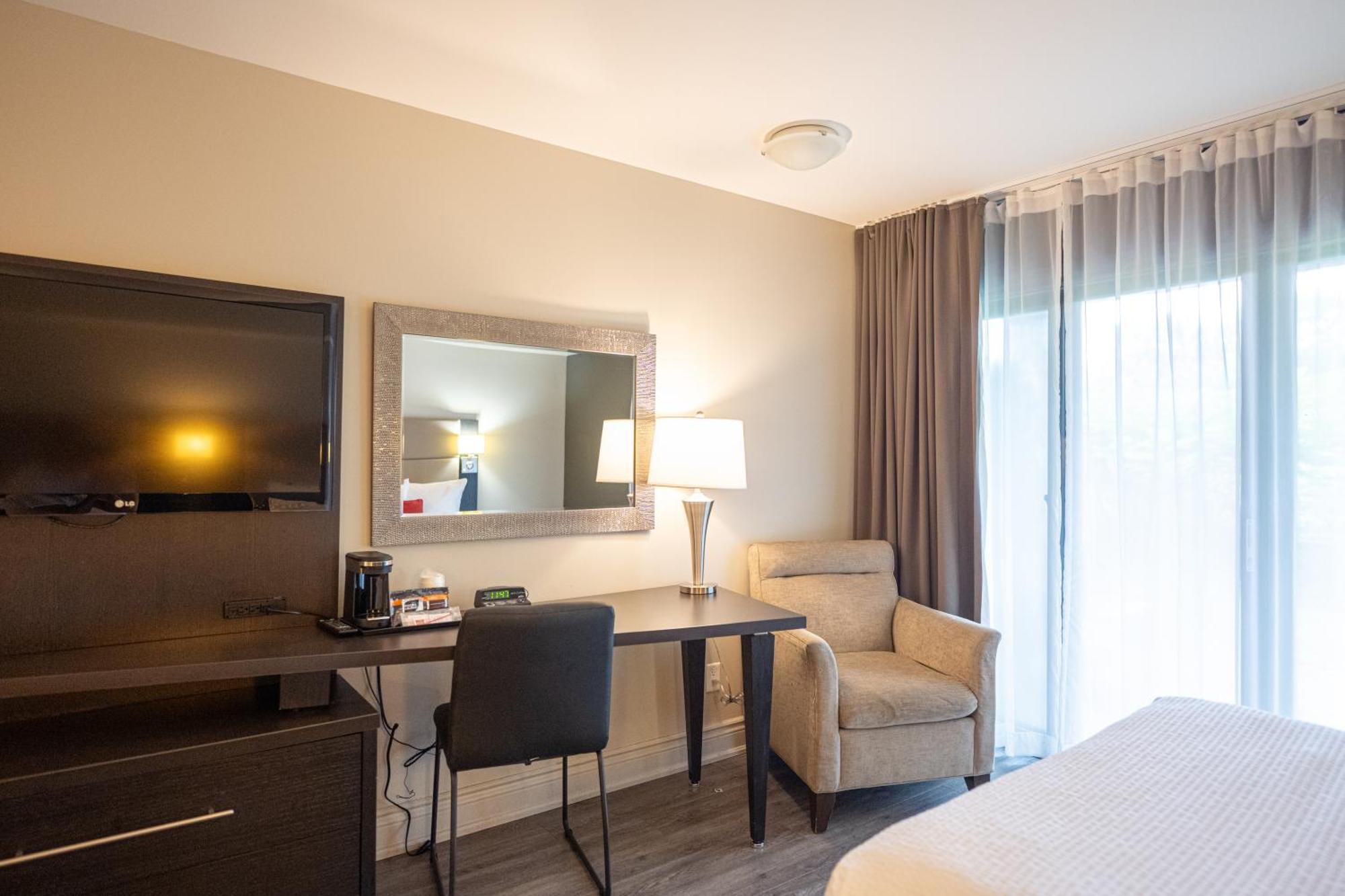 1 Queen Bed, Mobility Accessible Room, Water Front, Non-Smoking