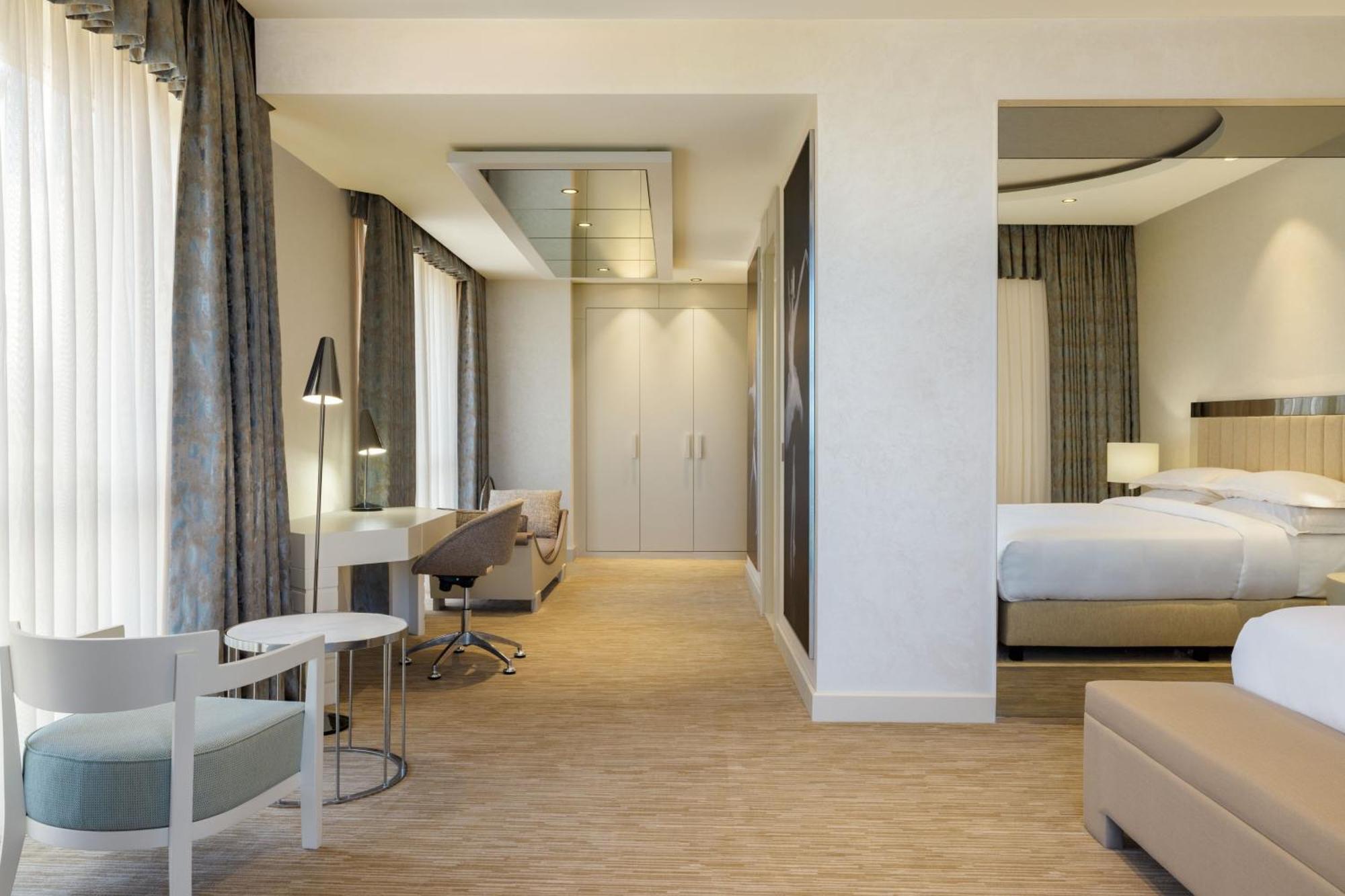 Executive Room Larger Guest room 1 King Corner room