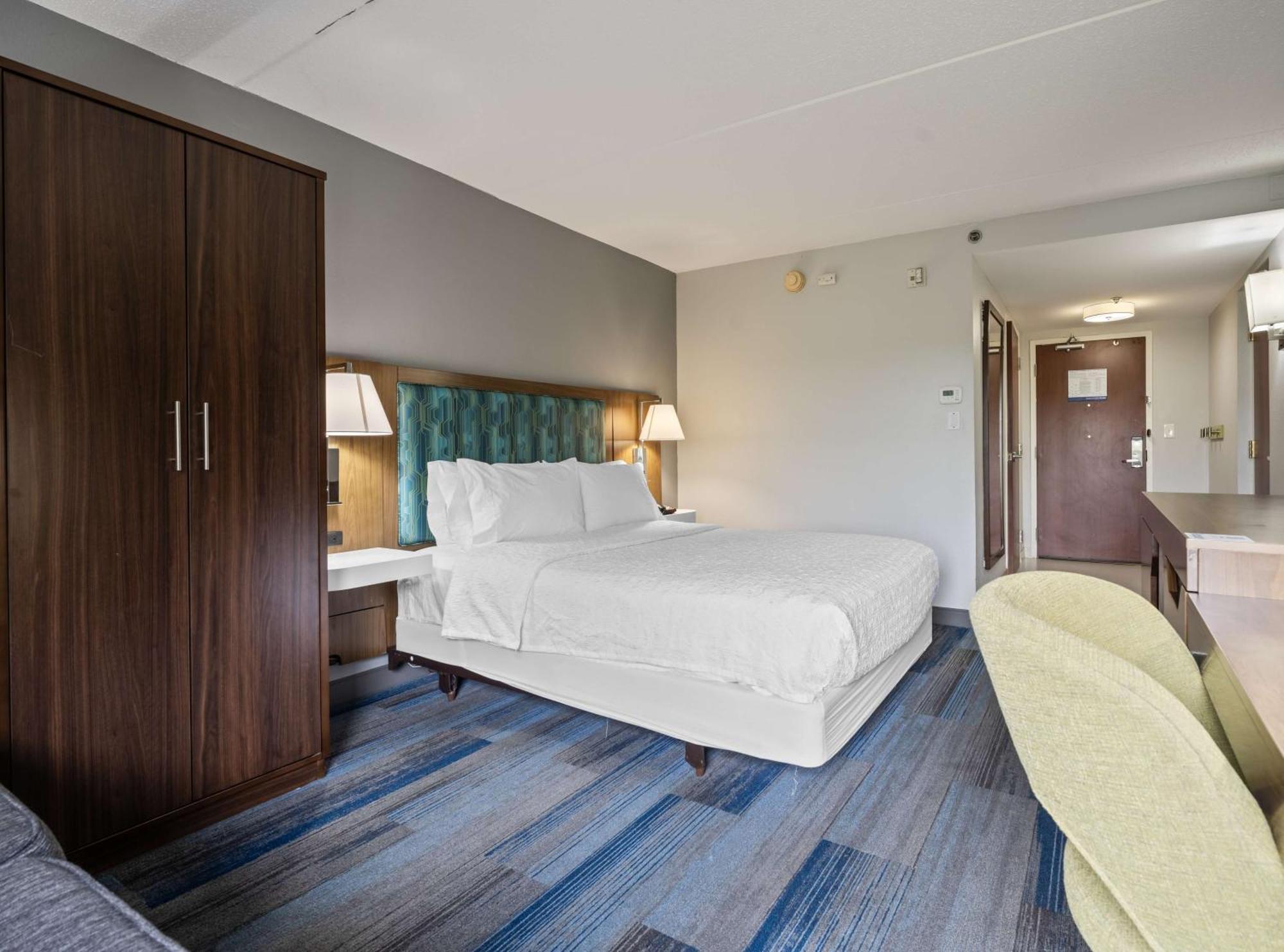Queen Room with Mobility Access/Non-Smoking
