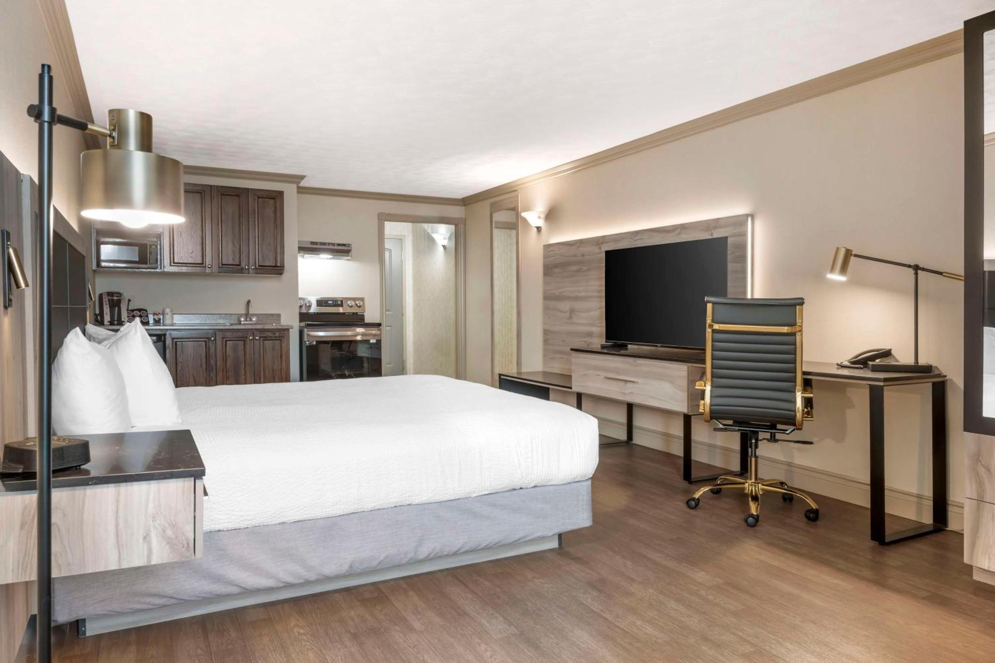 King Room with Kitchenette - Non-Smoking