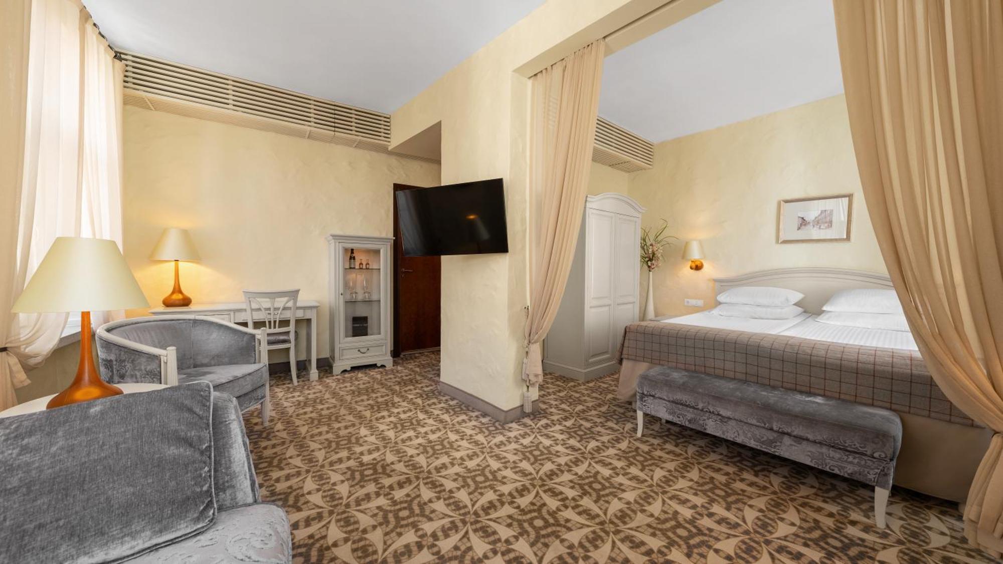 Suite room Spa Bath & Old Town view