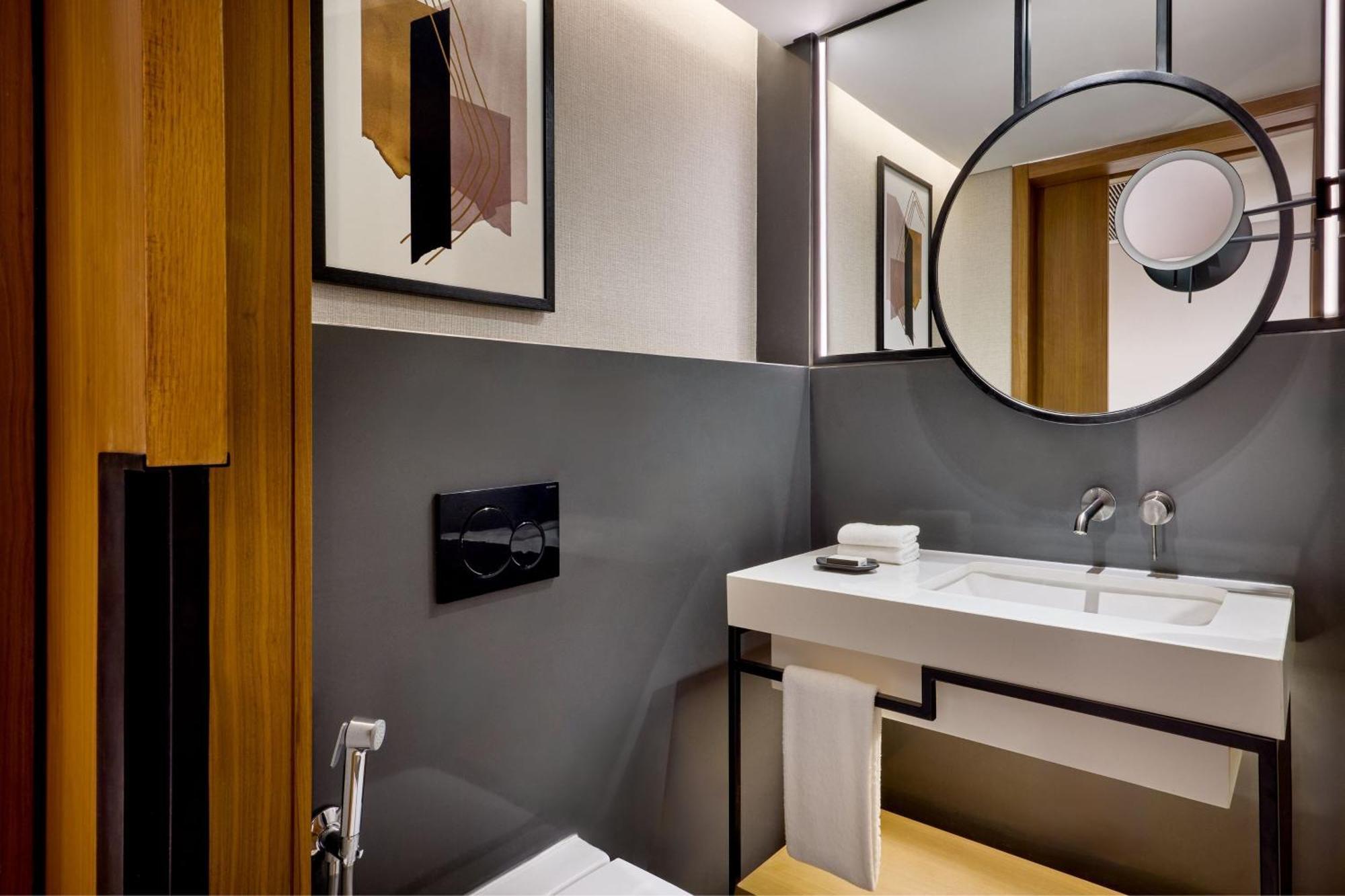 2 Bedroom Family Suite, Club lounge access, Bedroom 1: 1 King, Bedroom 2: 2 Double, River view, Balcony