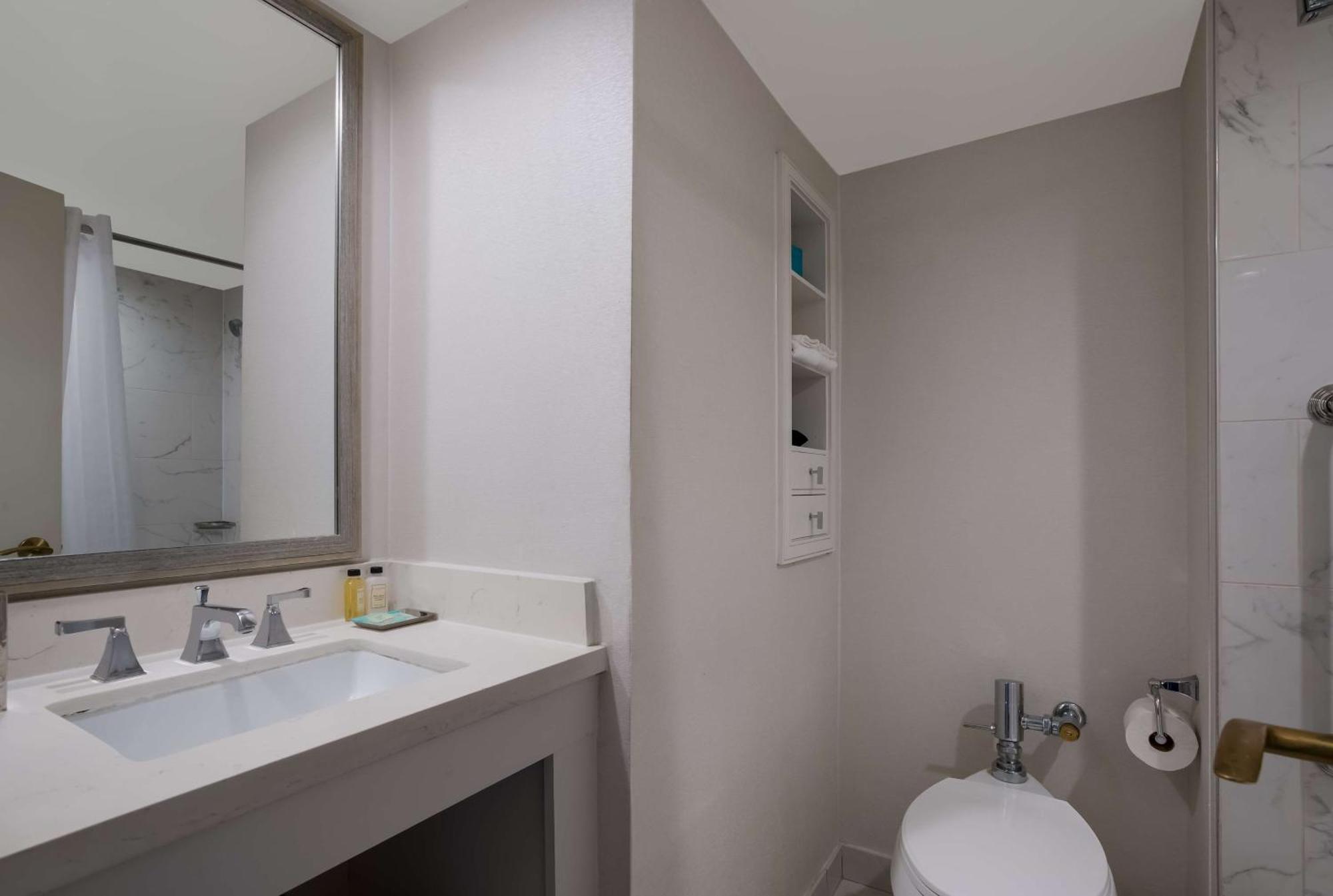 Quarto com Cama King-size e Varanda Interna Mobiliada