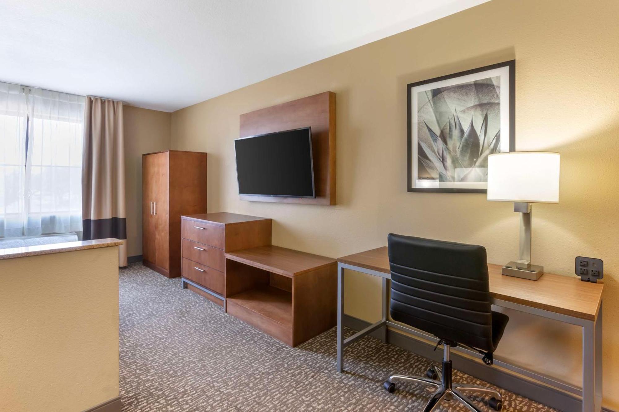 Queen Suite with Mobility Accessible Tub