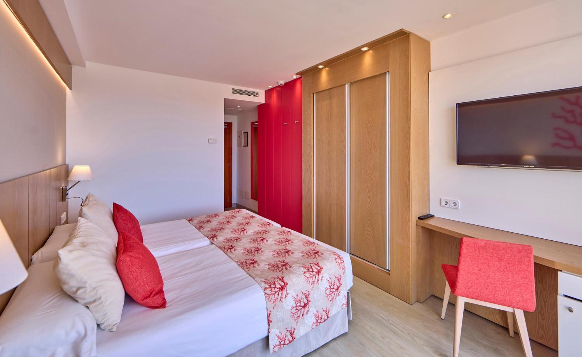 Habitación Doble con vistas laterales al mar (2 adultos + 1 niño)
