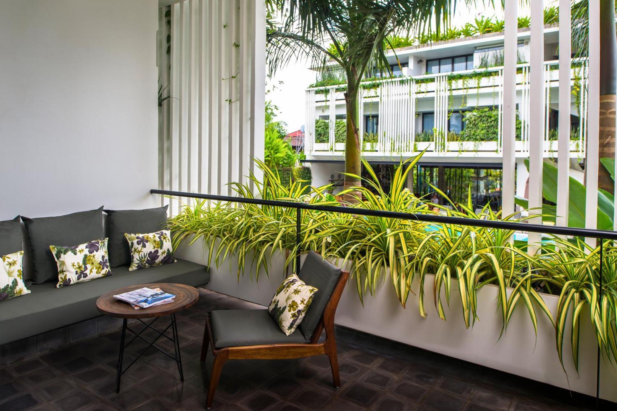 Suite with Pool View - Free Minibar