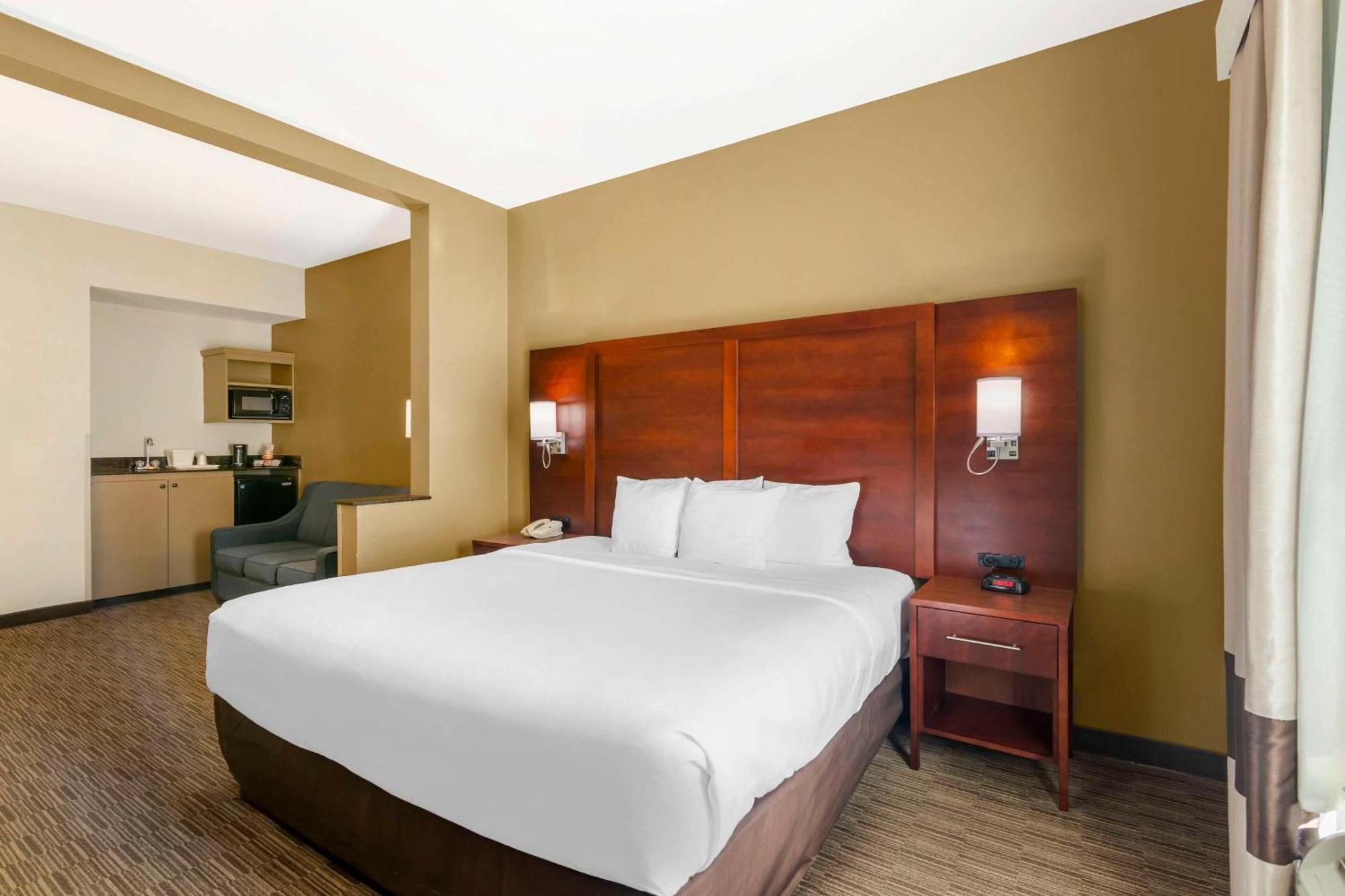 King Suite - Accessible/Non-Smoking
