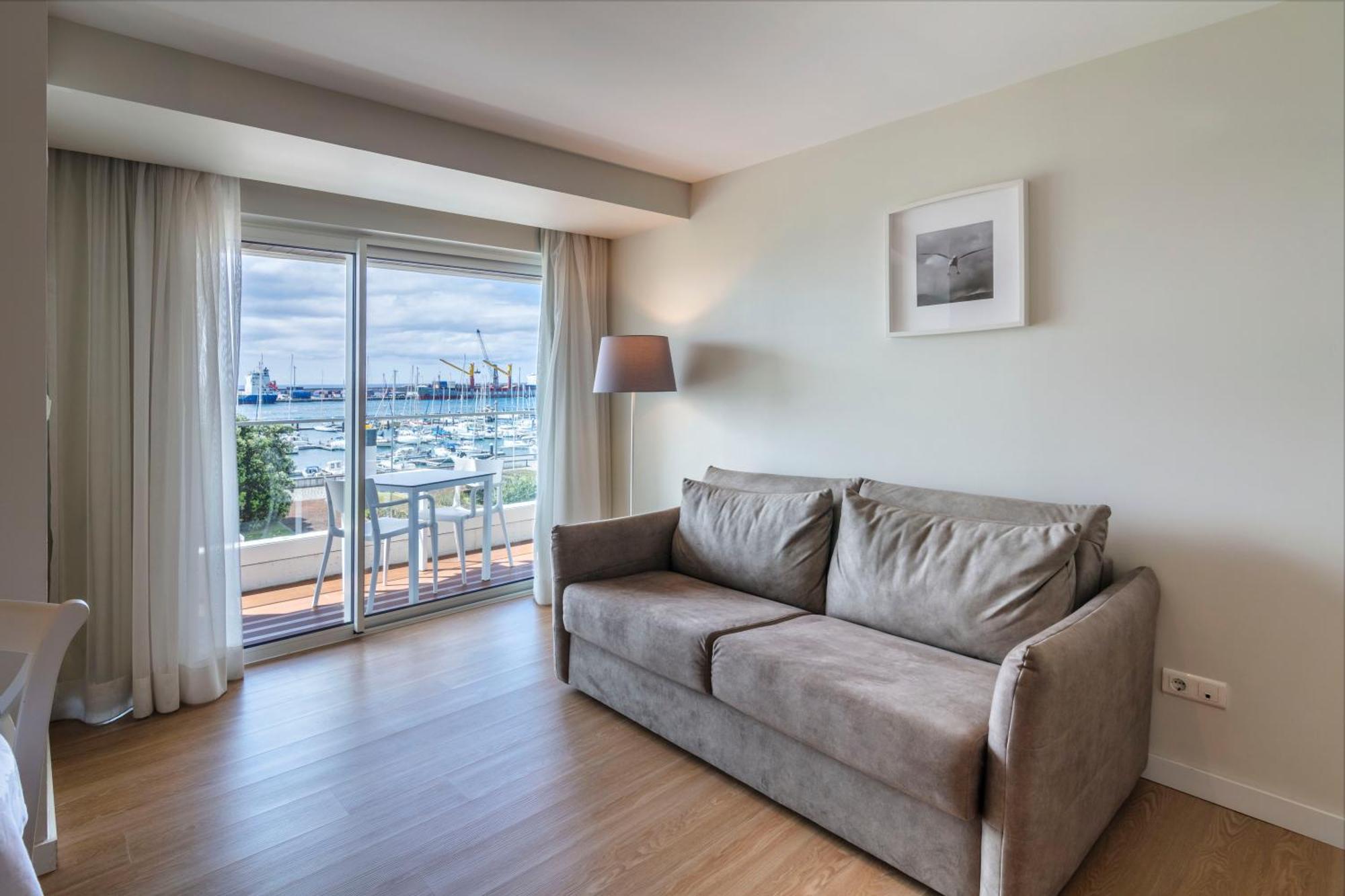 Deluxe One-Bedroom Suite Sea View
