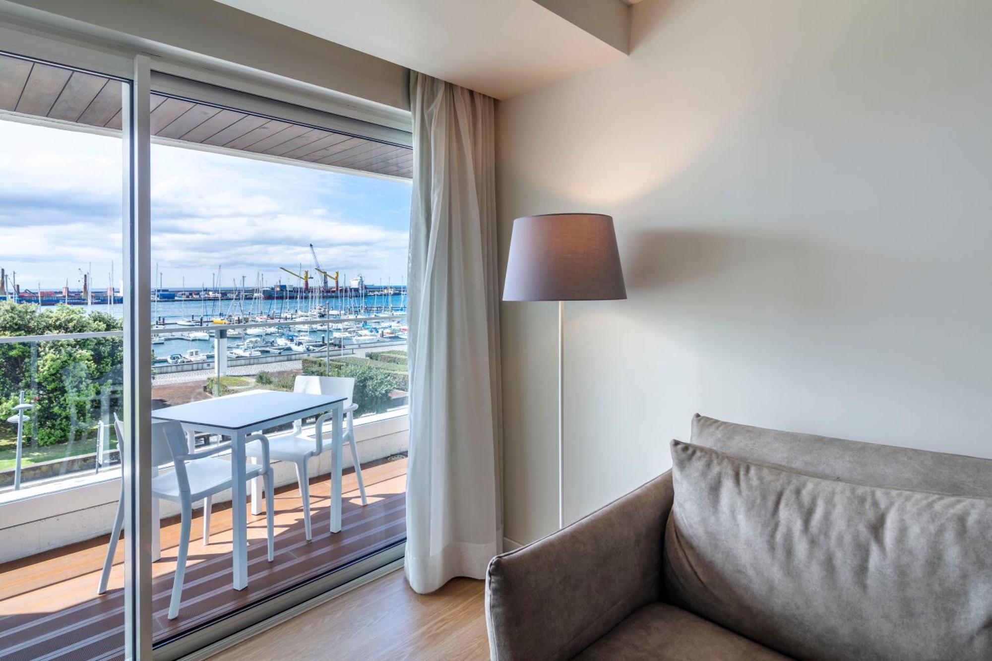 Deluxe One-Bedroom Suite Sea View