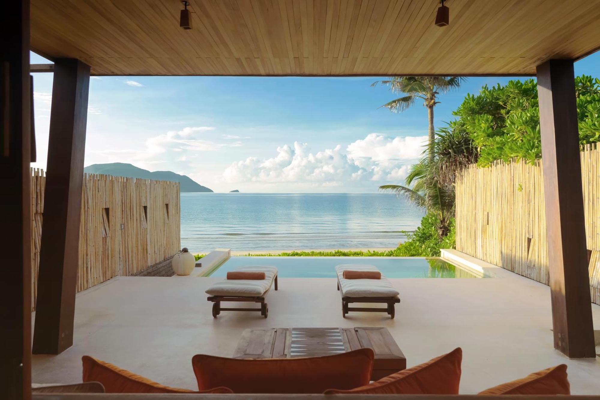 Maisonette-Poolvilla am Strand