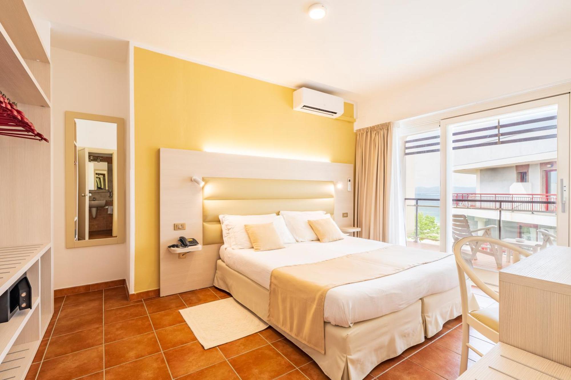 Double or Twin Room with Partial Sea View