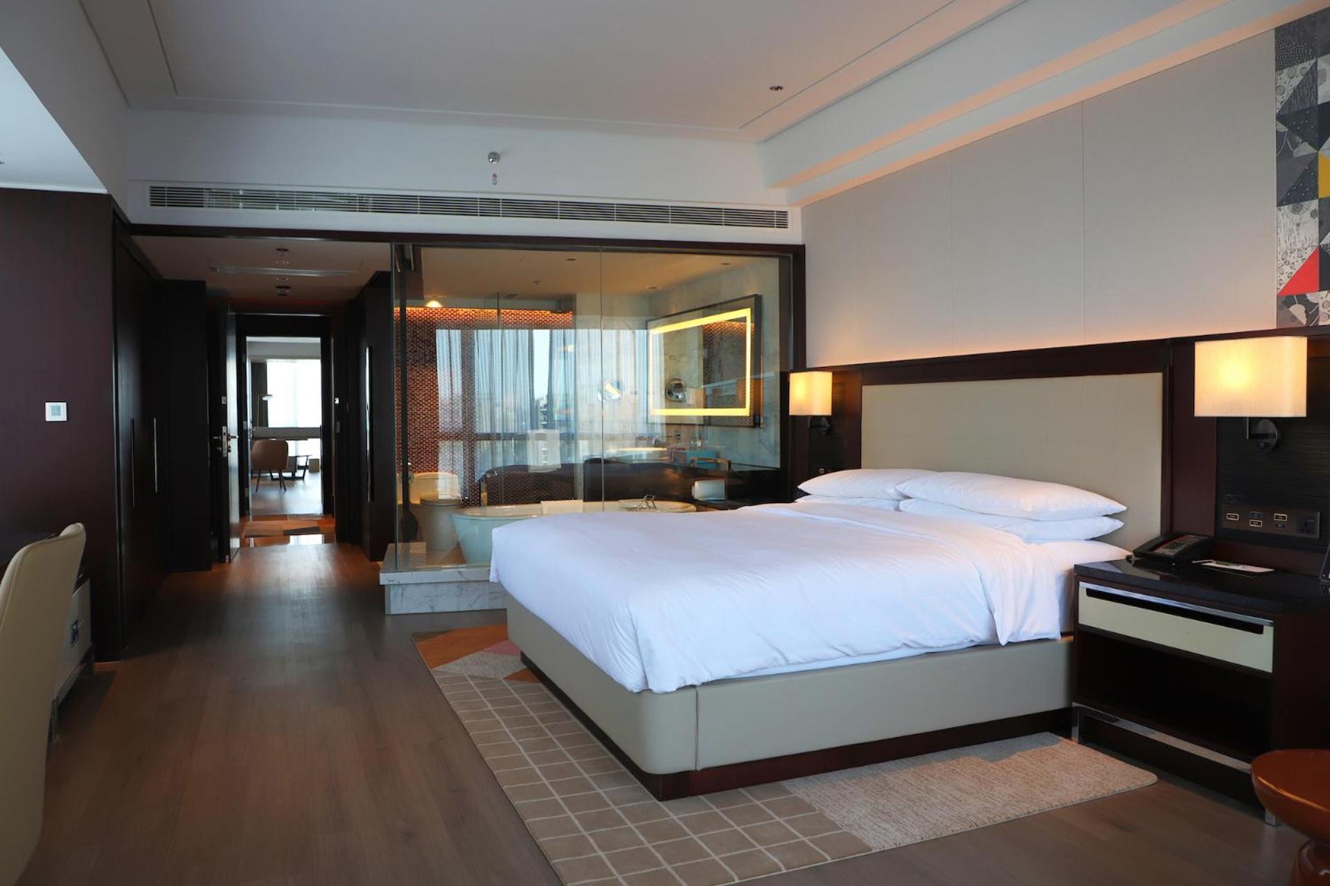 1 King Bed, Renaissance Guest Room (include 10% off for Food & Beverage)